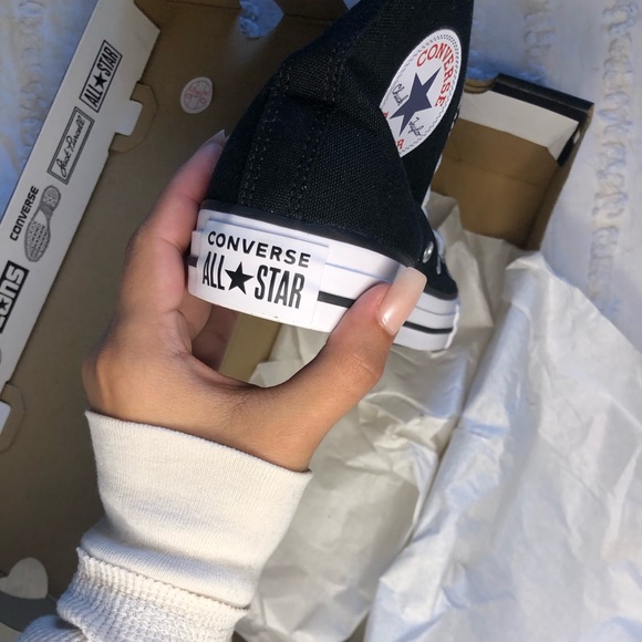 Hello Kitty Converse - Picture 3 of 5